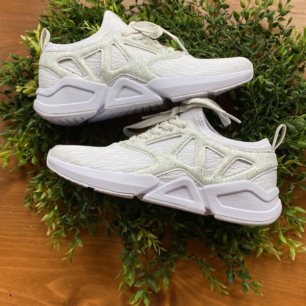 Fabletics Redondo Performance Sneaker White/Silver 6.5